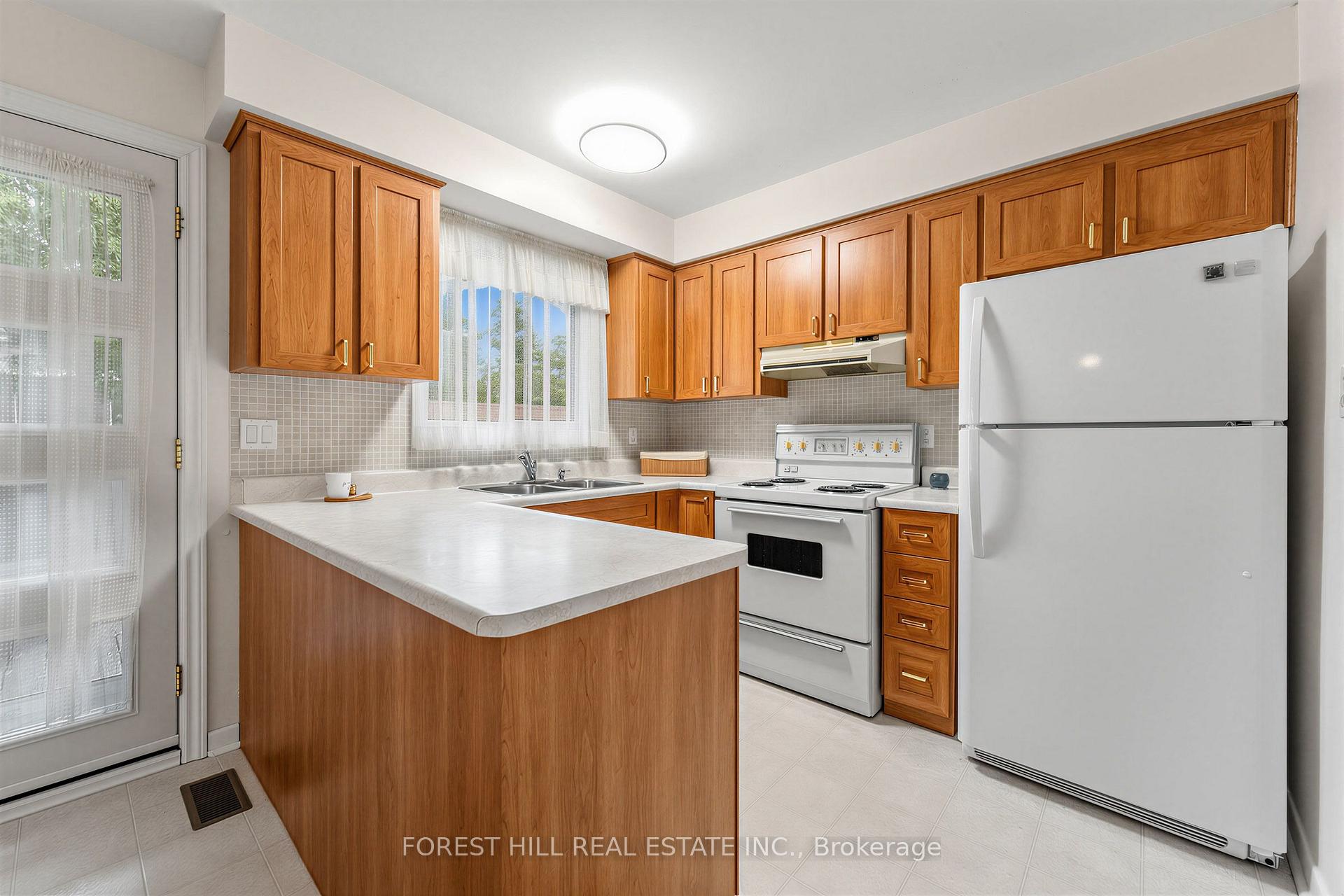 Photo 12 of 56 Little John Road, Hamilton, Dundas — HOMEH