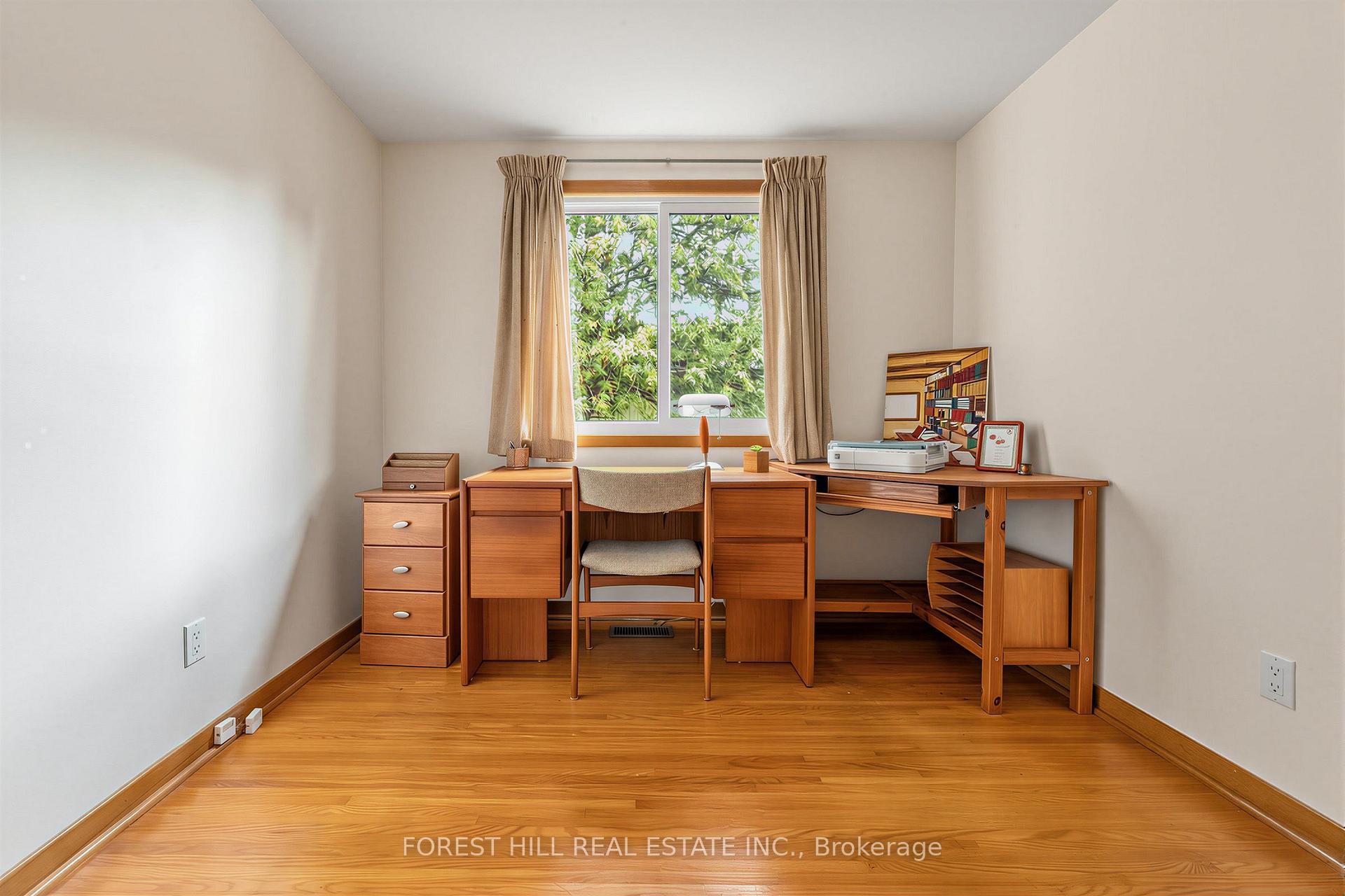 Photo 16 of 56 Little John Road, Hamilton, Dundas — HOMEH