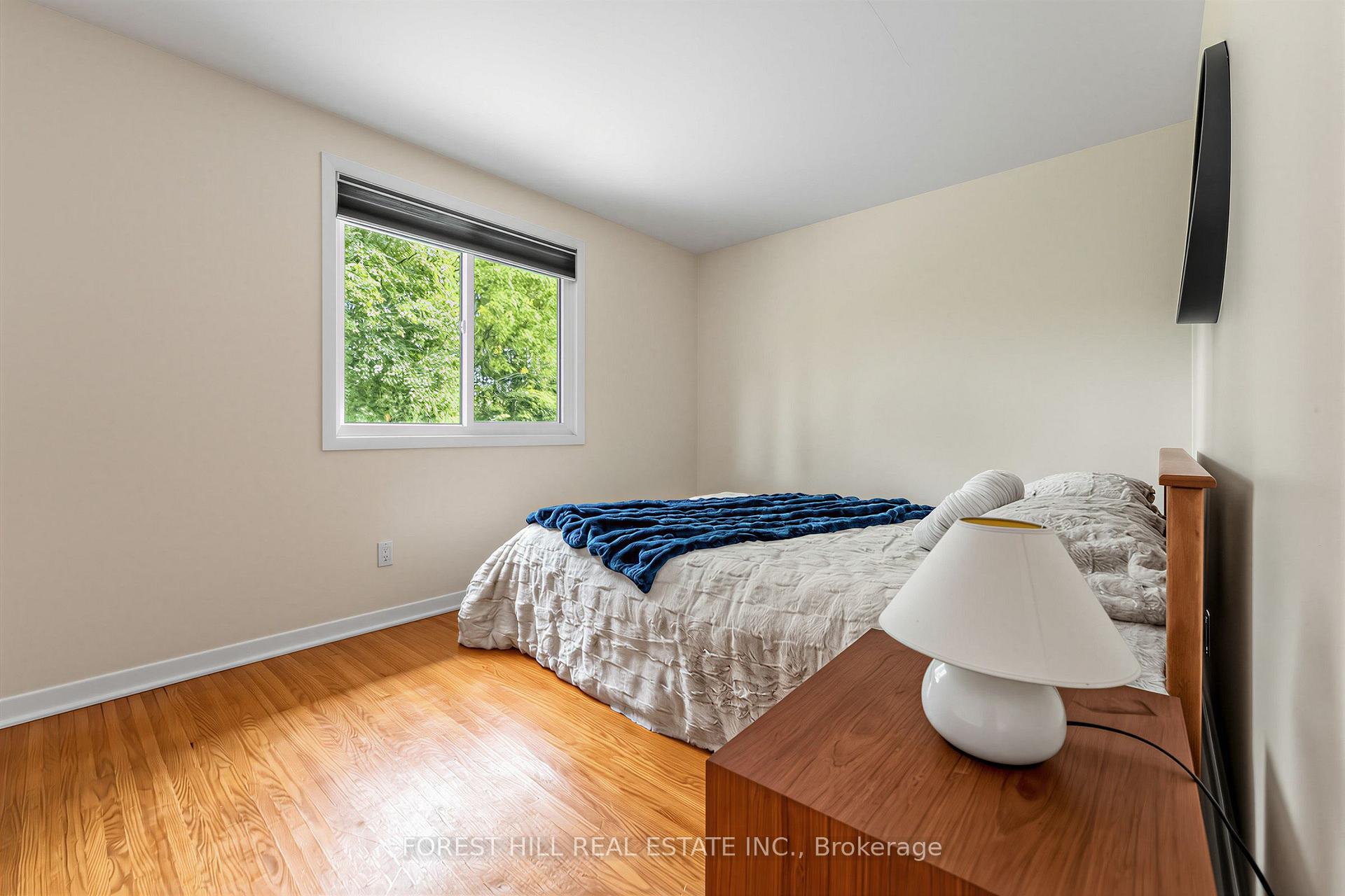 Photo 18 of 56 Little John Road, Hamilton, Dundas — HOMEH