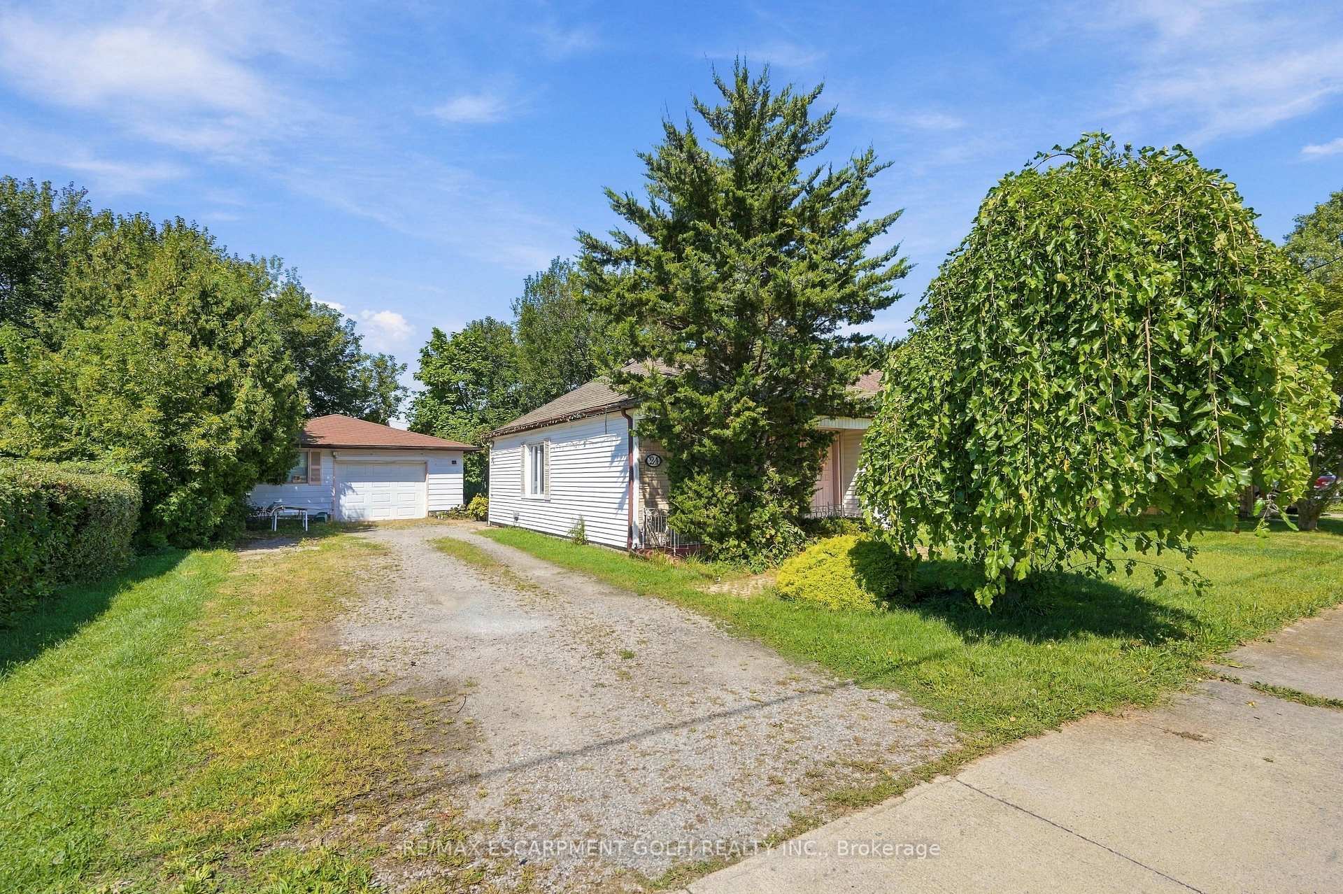 Photo 3 of 24 Barton Street, St. Catharines, Grapeview — HOMEH