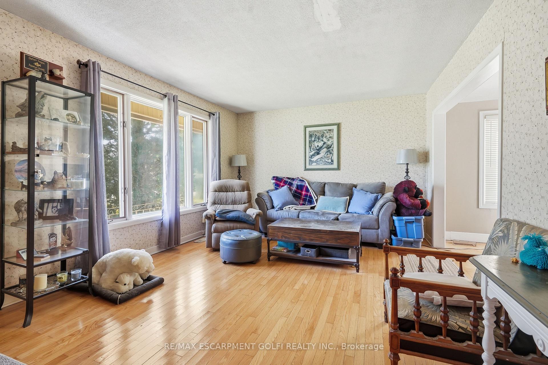 Photo 5 of 24 Barton Street, St. Catharines, Grapeview — HOMEH