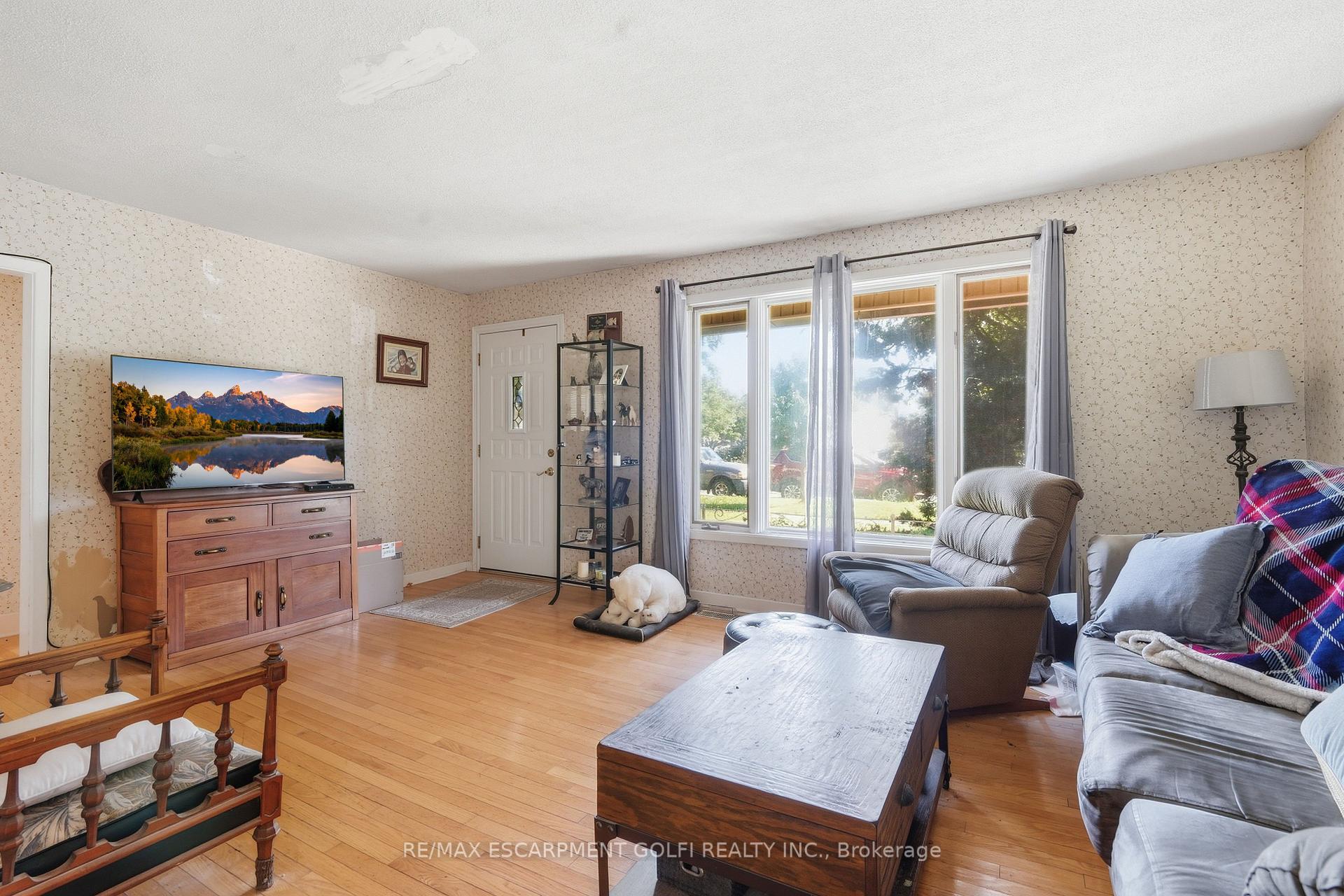 Photo 6 of 24 Barton Street, St. Catharines, Grapeview — HOMEH