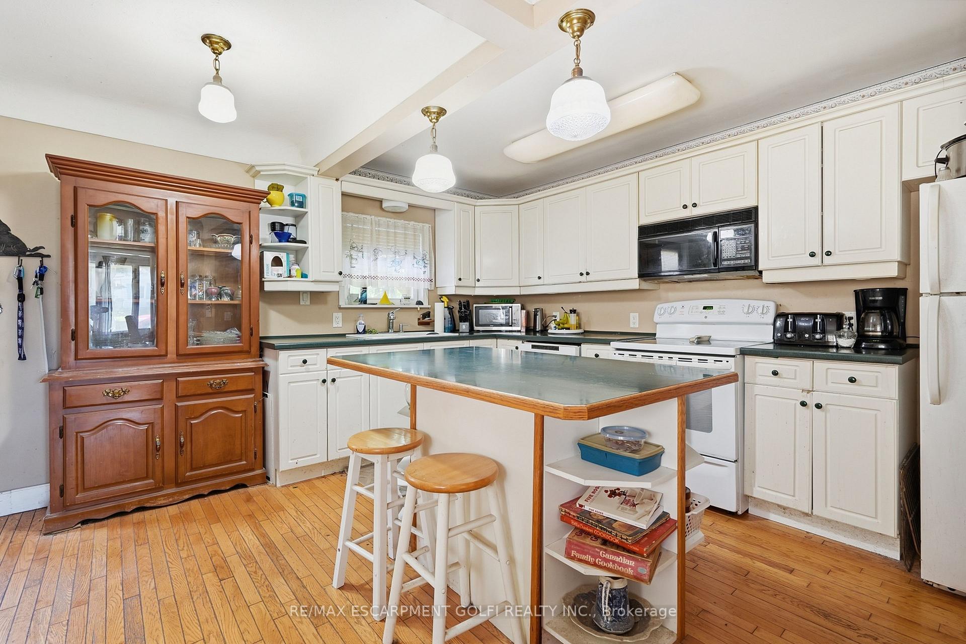 Photo 8 of 24 Barton Street, St. Catharines, Grapeview — HOMEH