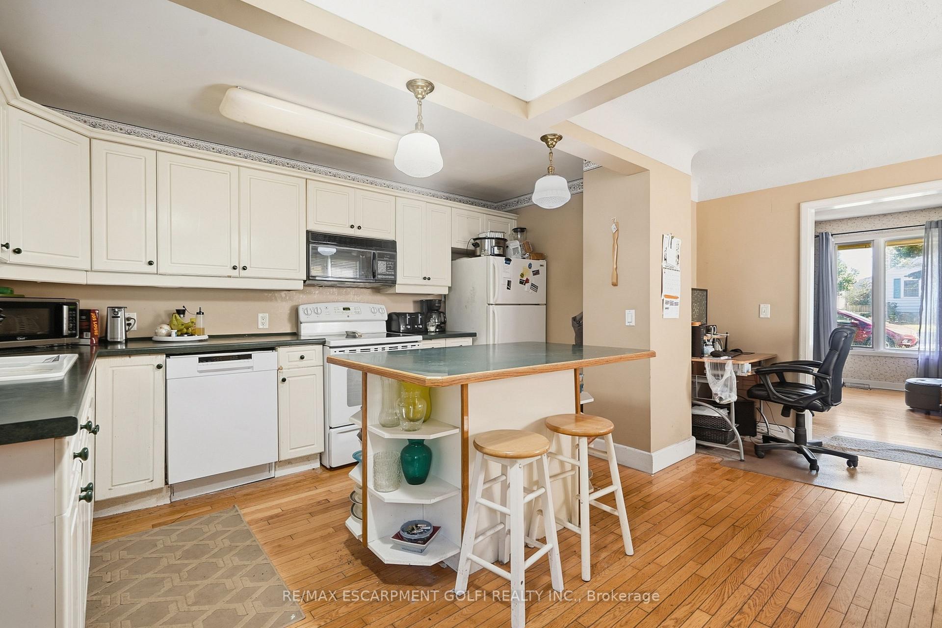 Photo 9 of 24 Barton Street, St. Catharines, Grapeview — HOMEH
