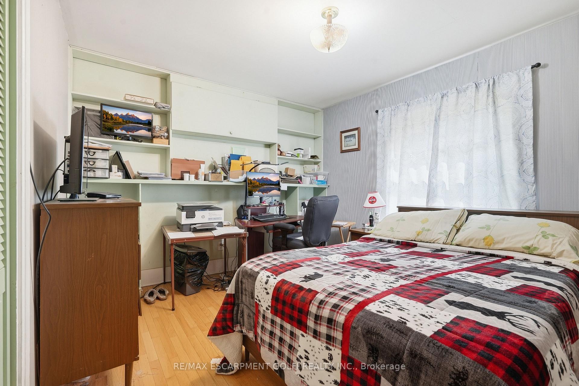 Photo 10 of 24 Barton Street, St. Catharines, Grapeview — HOMEH