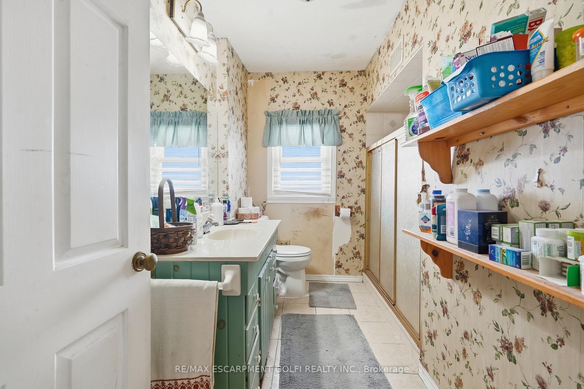 Photo 11 of 24 Barton Street, St. Catharines, Grapeview — HOMEH