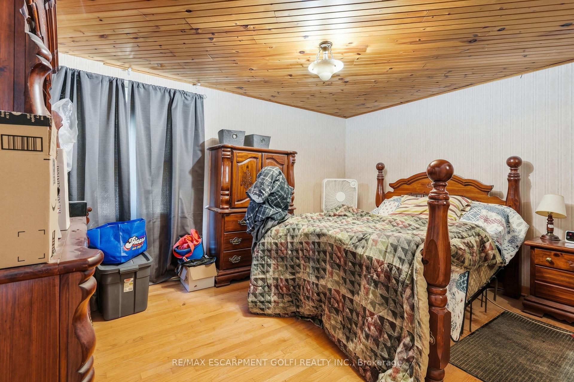 Photo 12 of 24 Barton Street, St. Catharines, Grapeview — HOMEH
