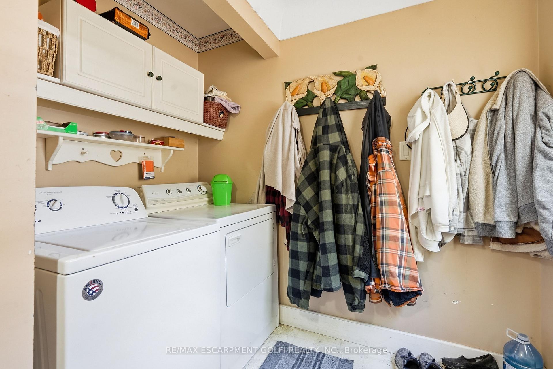 Photo 13 of 24 Barton Street, St. Catharines, Grapeview — HOMEH