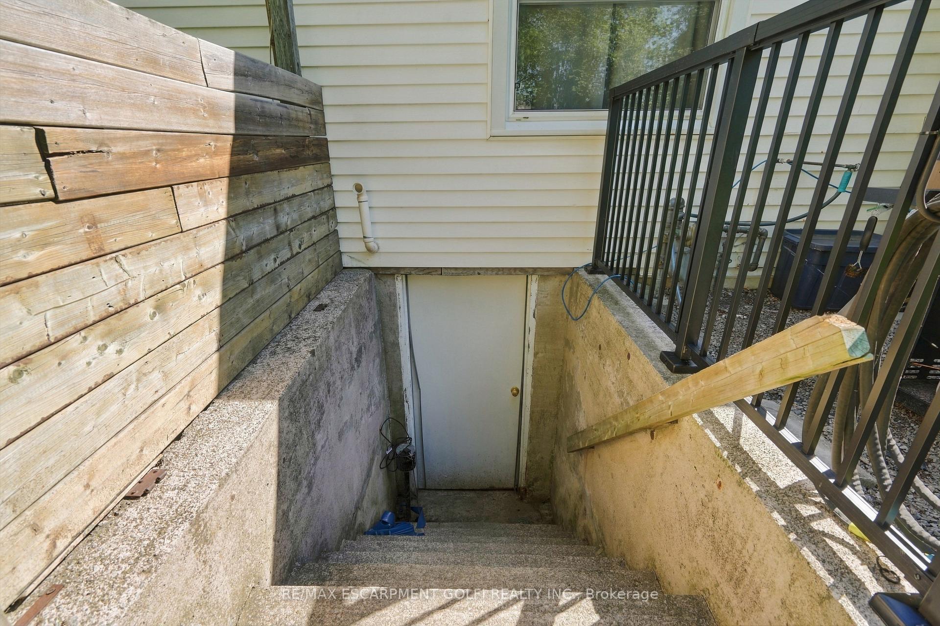 Photo 14 of 24 Barton Street, St. Catharines, Grapeview — HOMEH