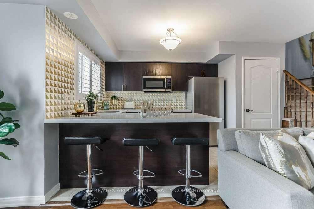 Photo 7 of Unit 10, 2579 Sixth Line, Oakville, River Oaks — HOMEH