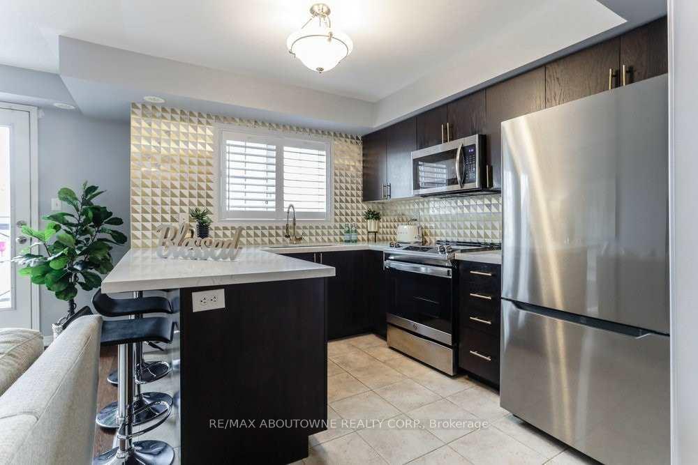 Photo 8 of Unit 10, 2579 Sixth Line, Oakville, River Oaks — HOMEH