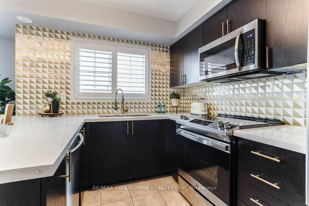 Photo 9 of Unit 10, 2579 Sixth Line, Oakville, River Oaks — HOMEH