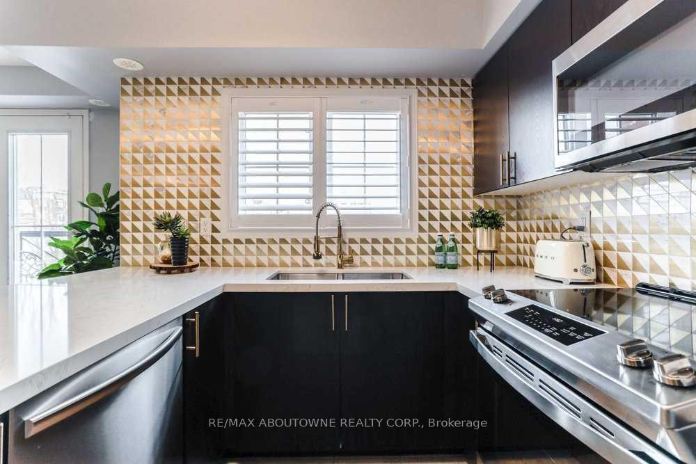 Photo 10 of Unit 10, 2579 Sixth Line, Oakville, River Oaks — HOMEH
