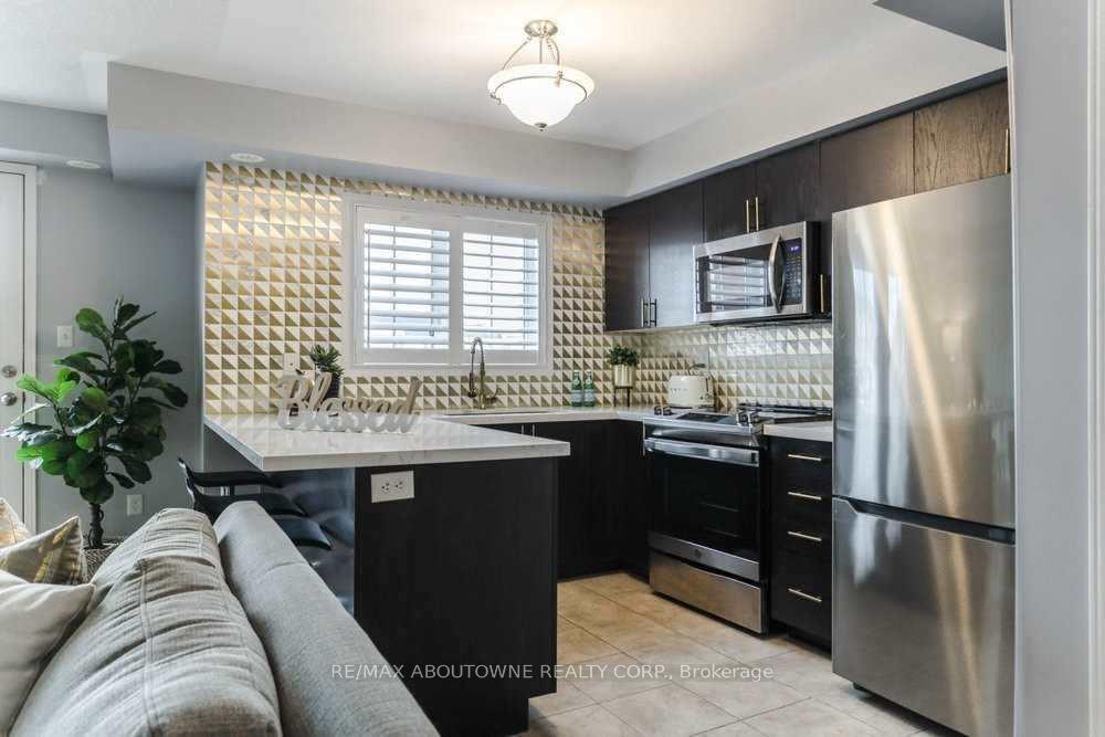 Photo 11 of Unit 10, 2579 Sixth Line, Oakville, River Oaks — HOMEH