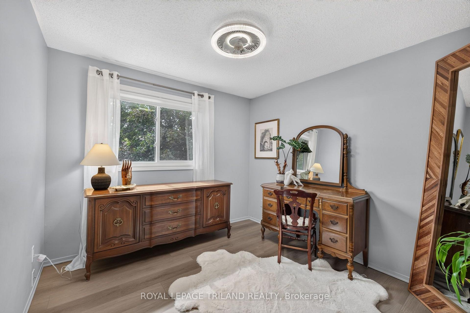 Photo 33 of 44 Speight Crescent, London, East I — HOMEH
