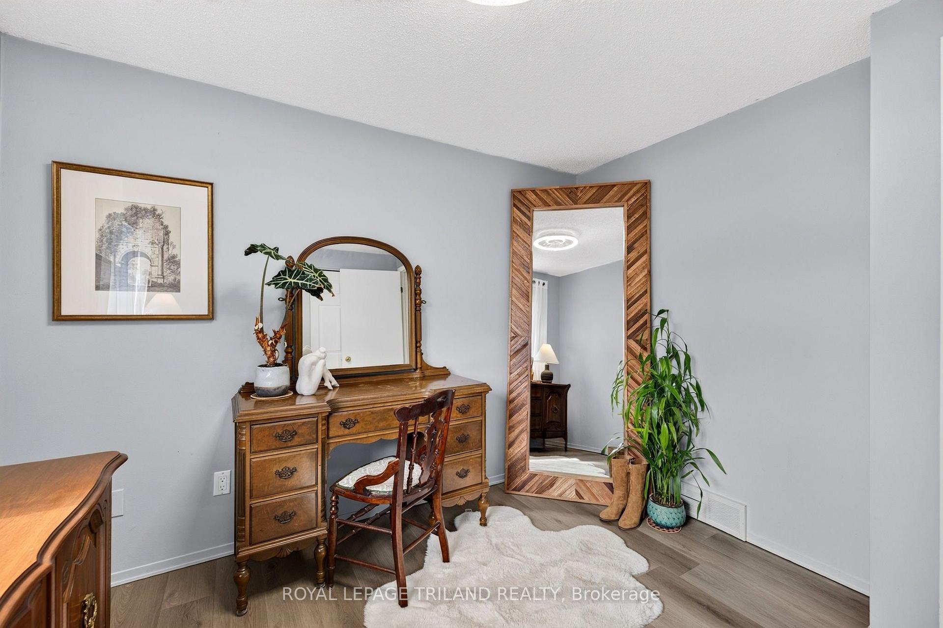 Photo 34 of 44 Speight Crescent, London, East I — HOMEH