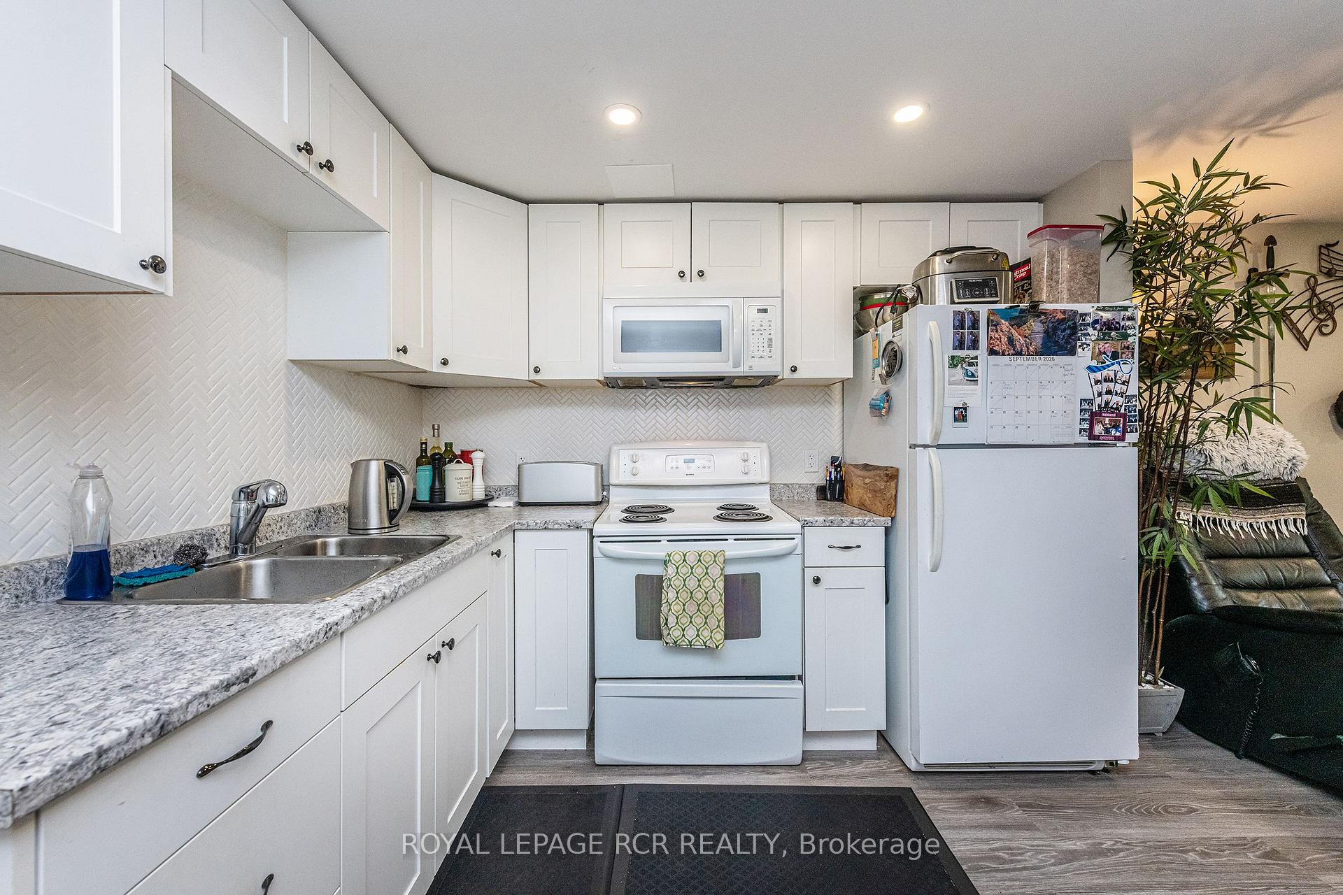 Photo 4 of 12 Steven Street, Orangeville — HOMEH