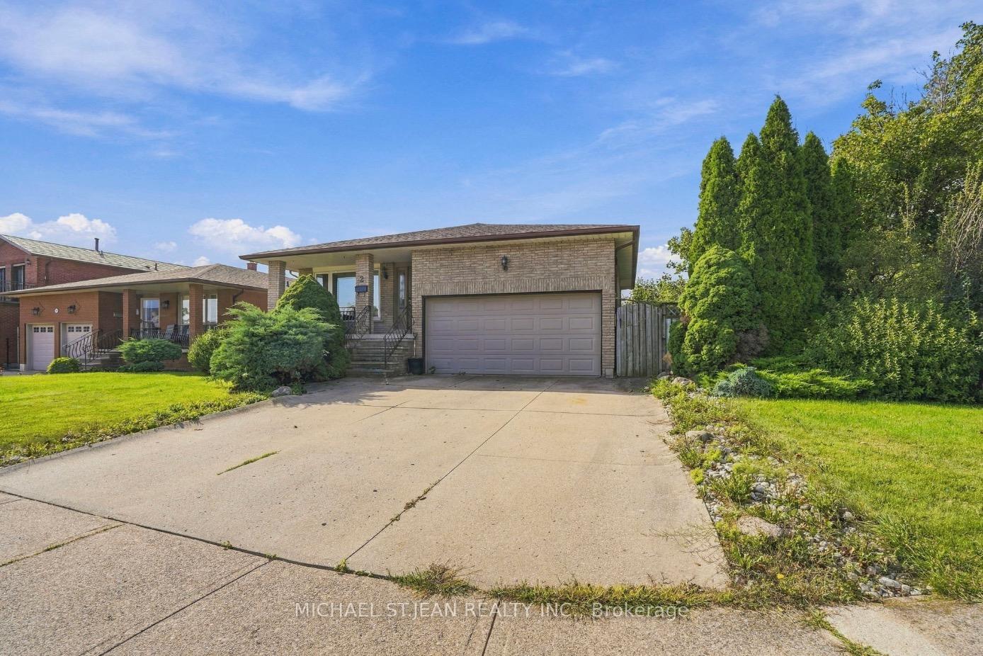 Photo 3 of 2 Hearthside Crescent, Hamilton, Stoney Creek — HOMEH