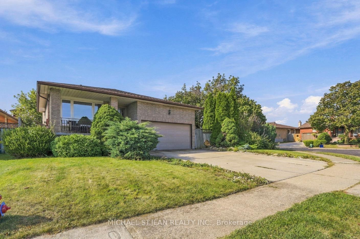 Photo 4 of 2 Hearthside Crescent, Hamilton, Stoney Creek — HOMEH