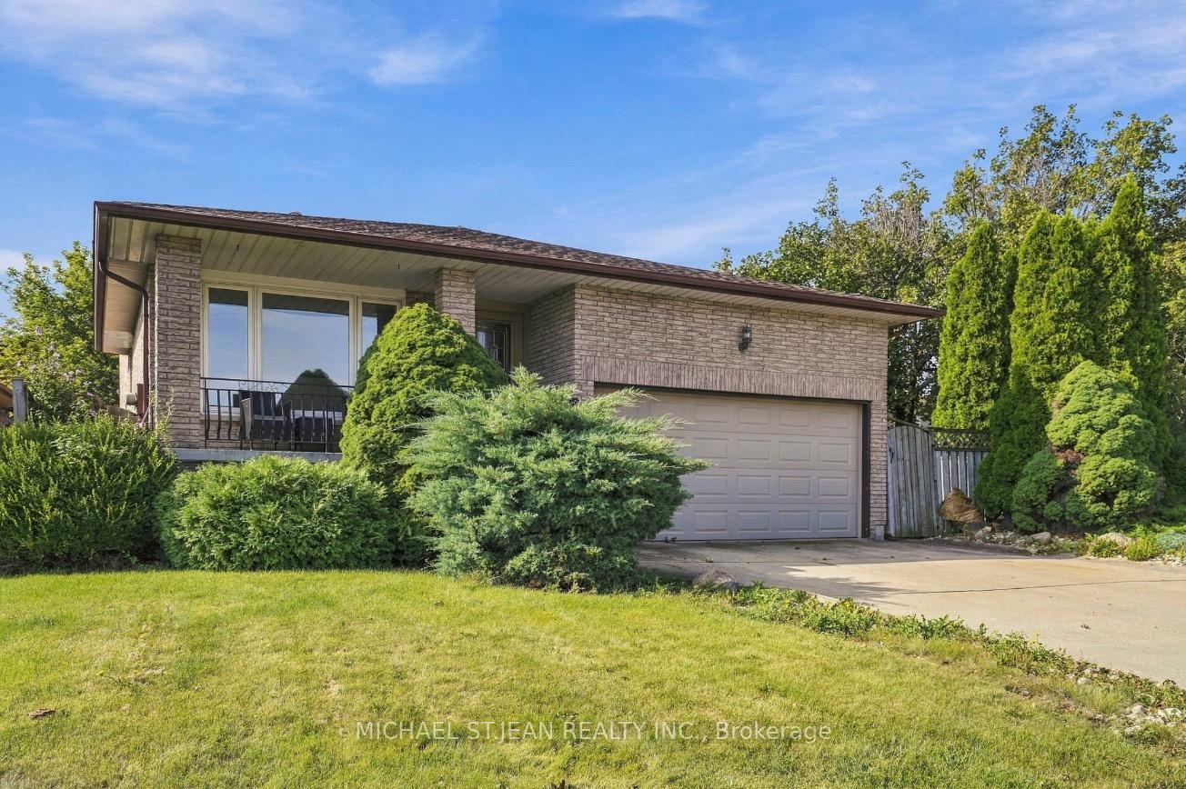 Photo 5 of 2 Hearthside Crescent, Hamilton, Stoney Creek — HOMEH