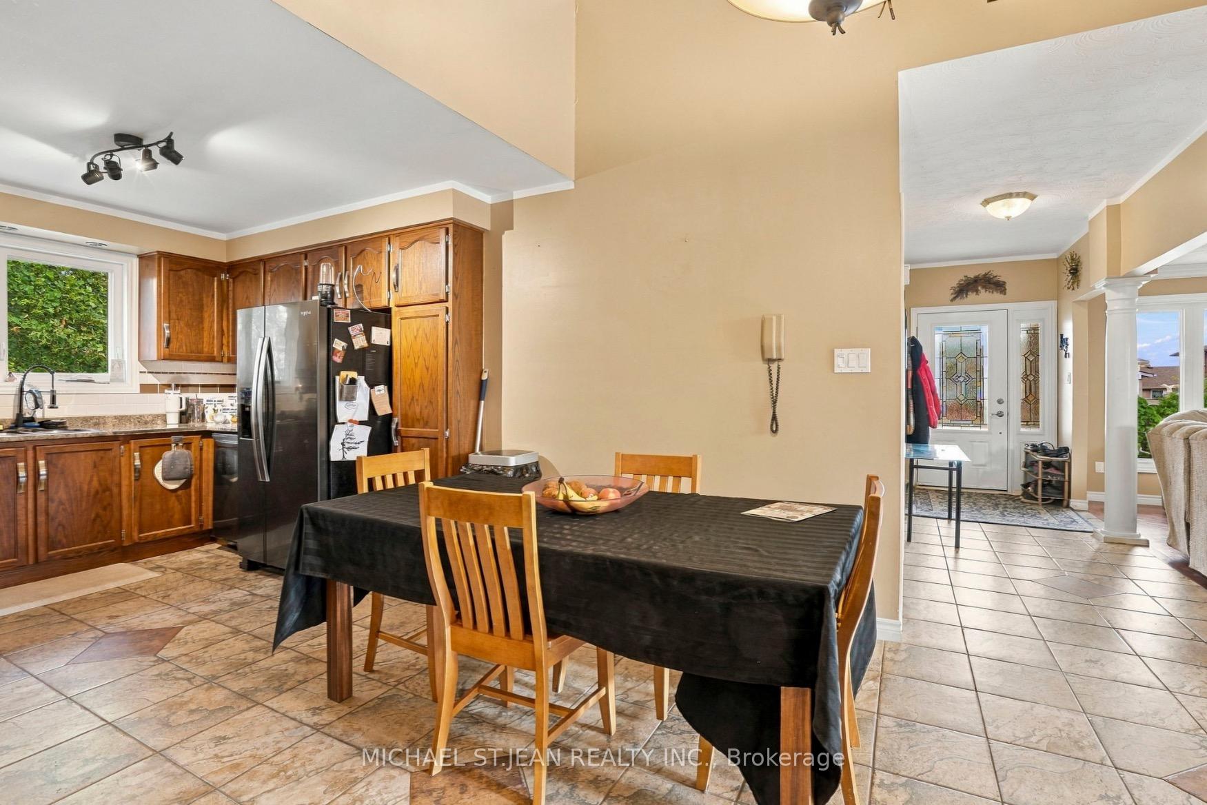 Photo 15 of 2 Hearthside Crescent, Hamilton, Stoney Creek — HOMEH