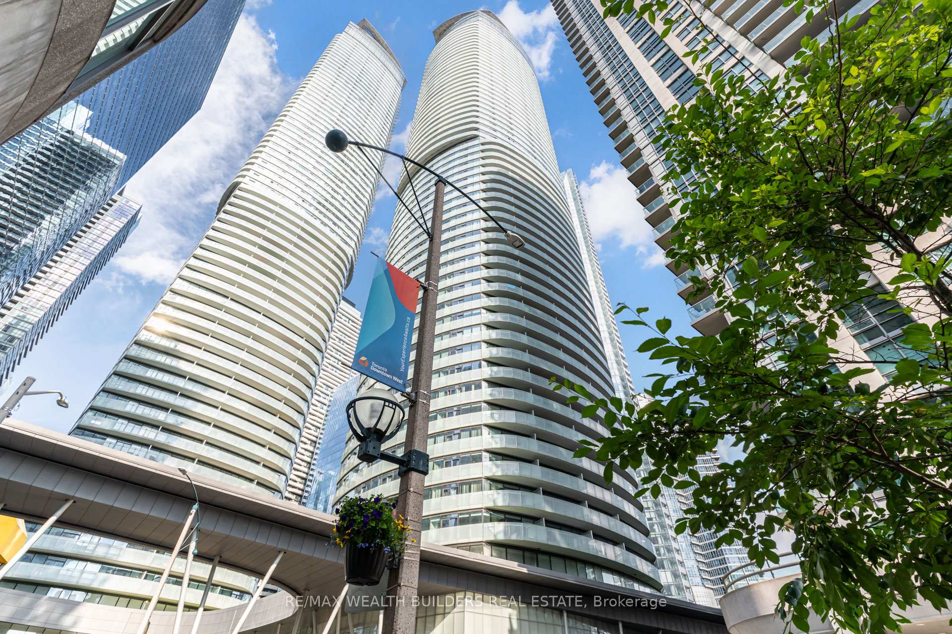 Photo 10 of Unit 1403, 12 York Street, Toronto, Waterfront Communities — HOMEH