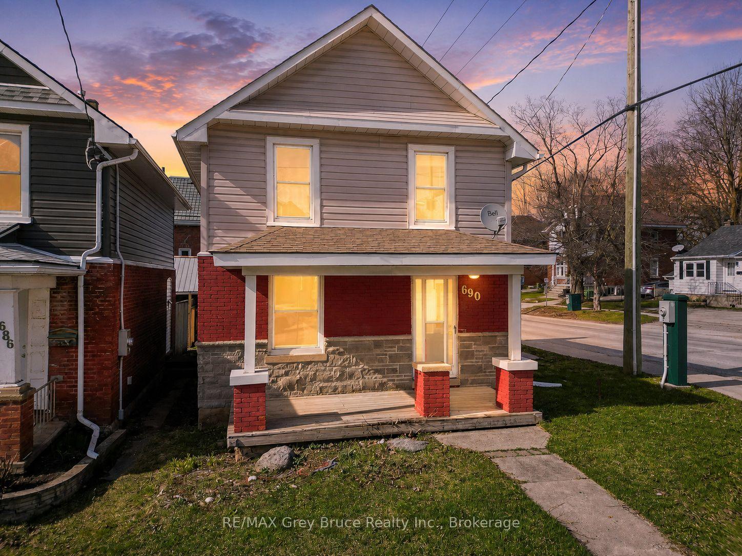 Photo of 690 8th Street E