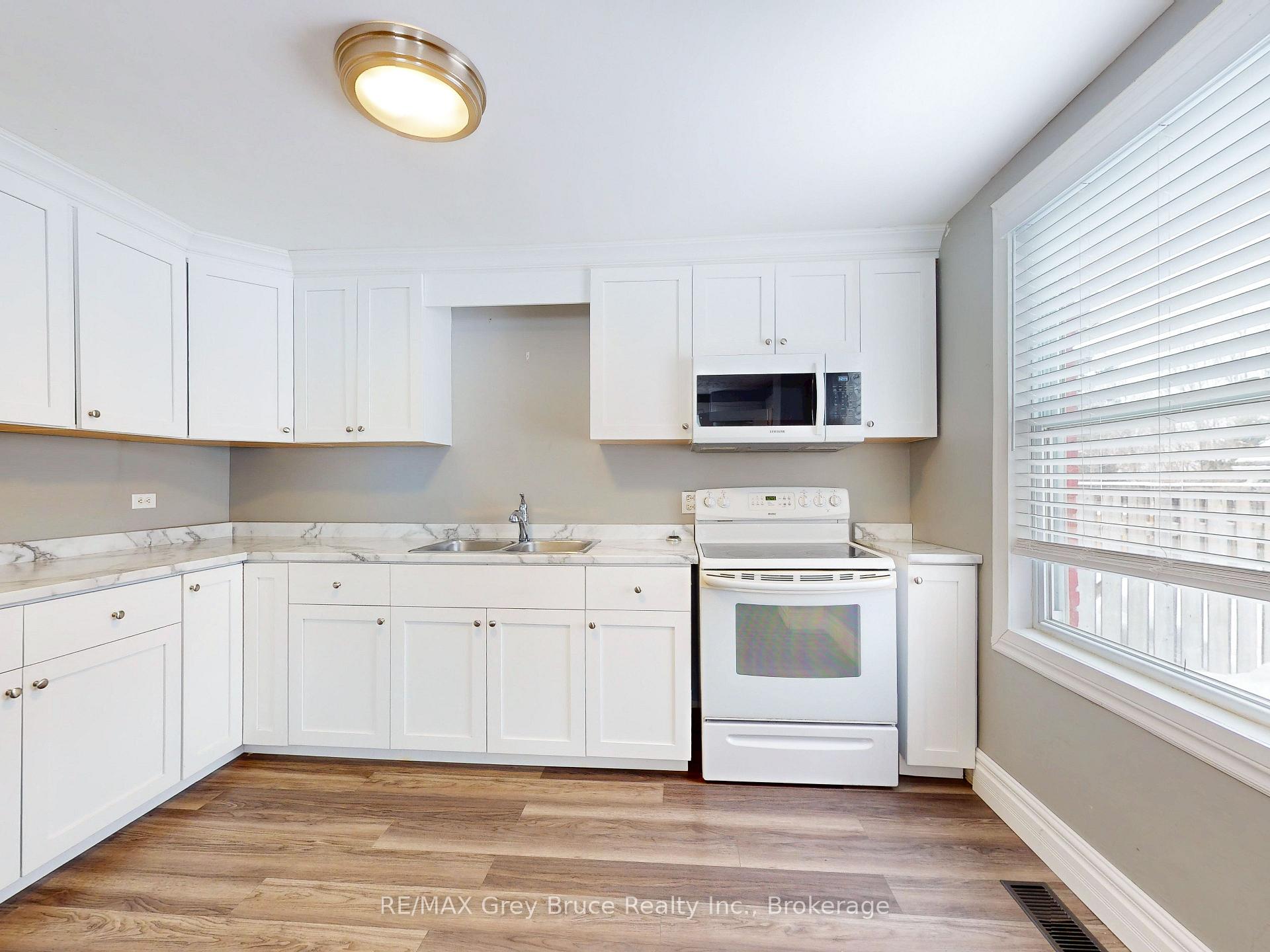Photo 7 of 690 8th Street E, Owen Sound — HOMEH