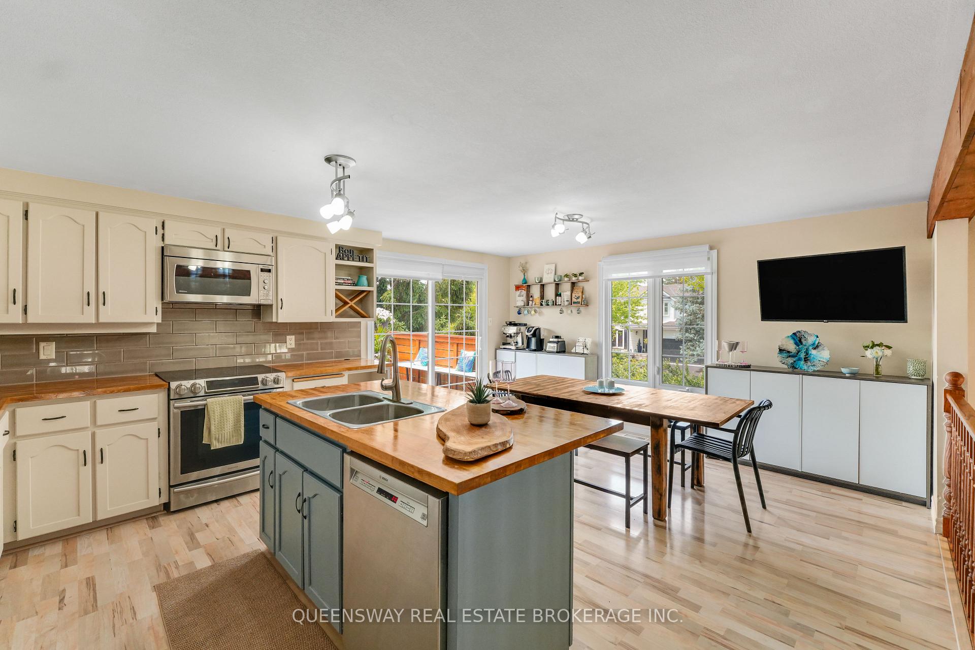 Photo 12 of 46 Greenwich Drive, Guelph, Willow West/Sugarbush/West Acres — HOMEH