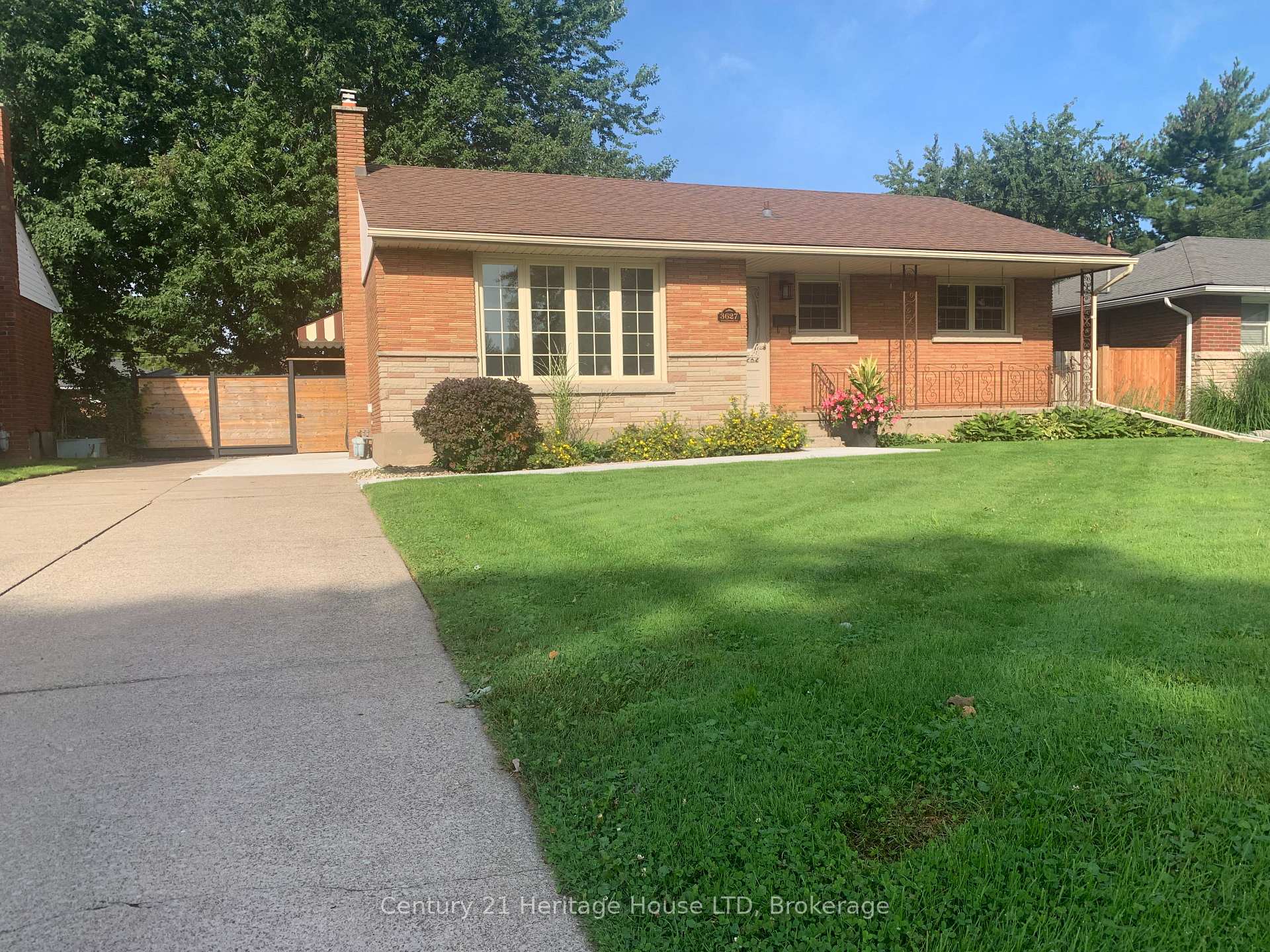 Photo 3 of 3627 Windermere Road, Niagara Falls, Stamford — HOMEH
