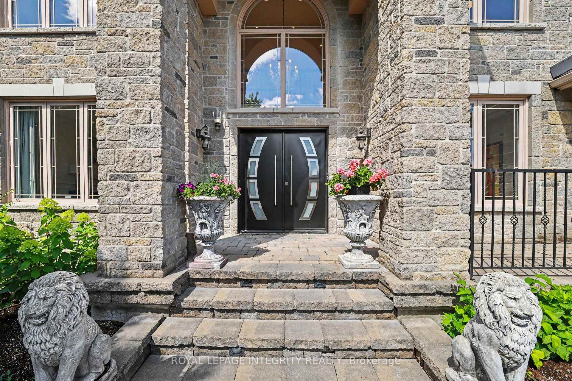 Photo 4 of 523 Kochar Drive, Ottawa, Mooneys Bay — HOMEH