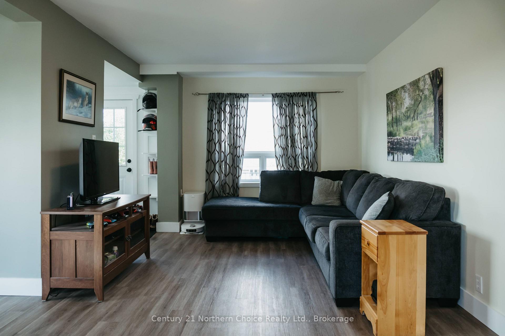 Photo 2 of 44 Peter Street, Kenora, Norman — HOMEH