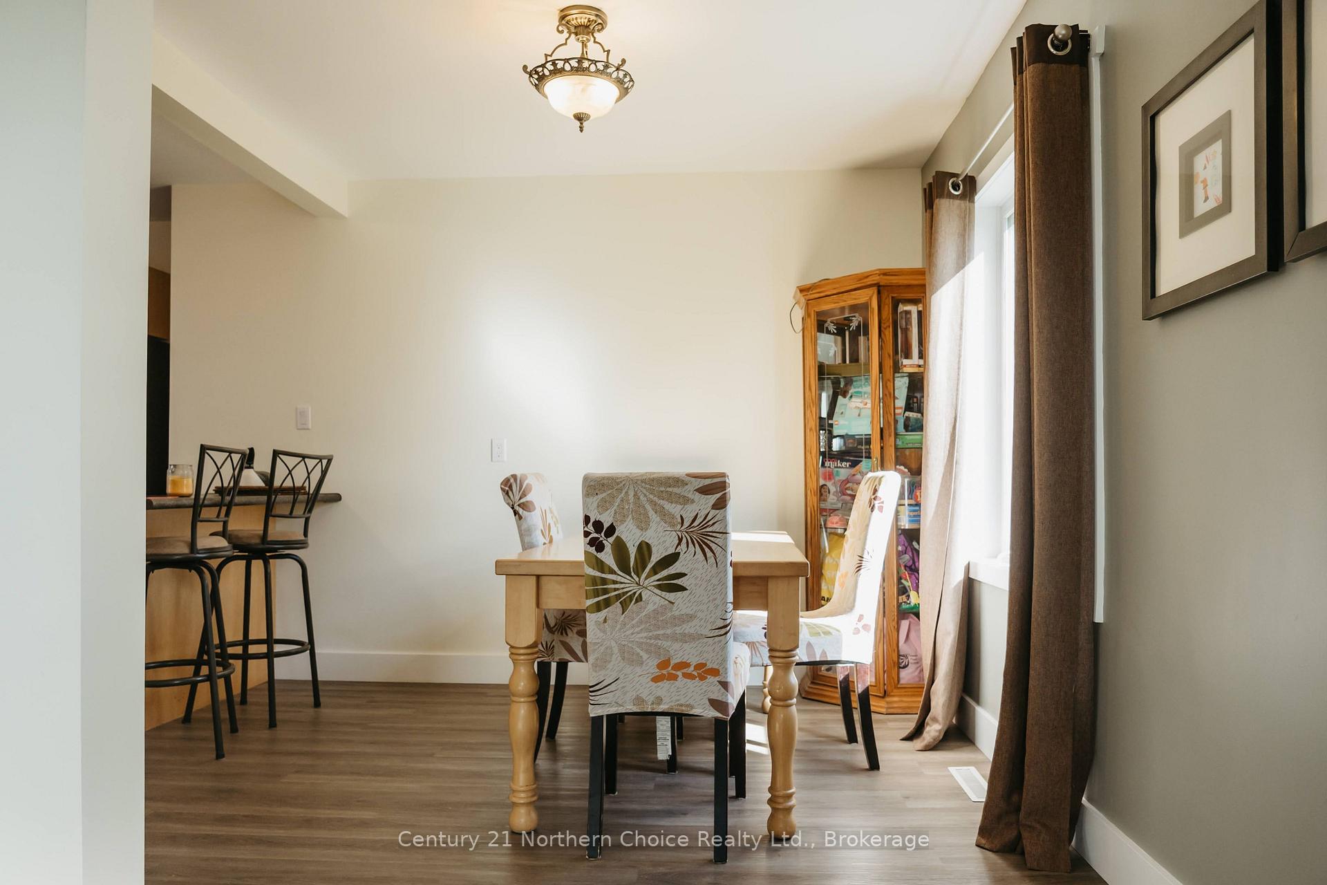 Photo 12 of 44 Peter Street, Kenora, Norman — HOMEH