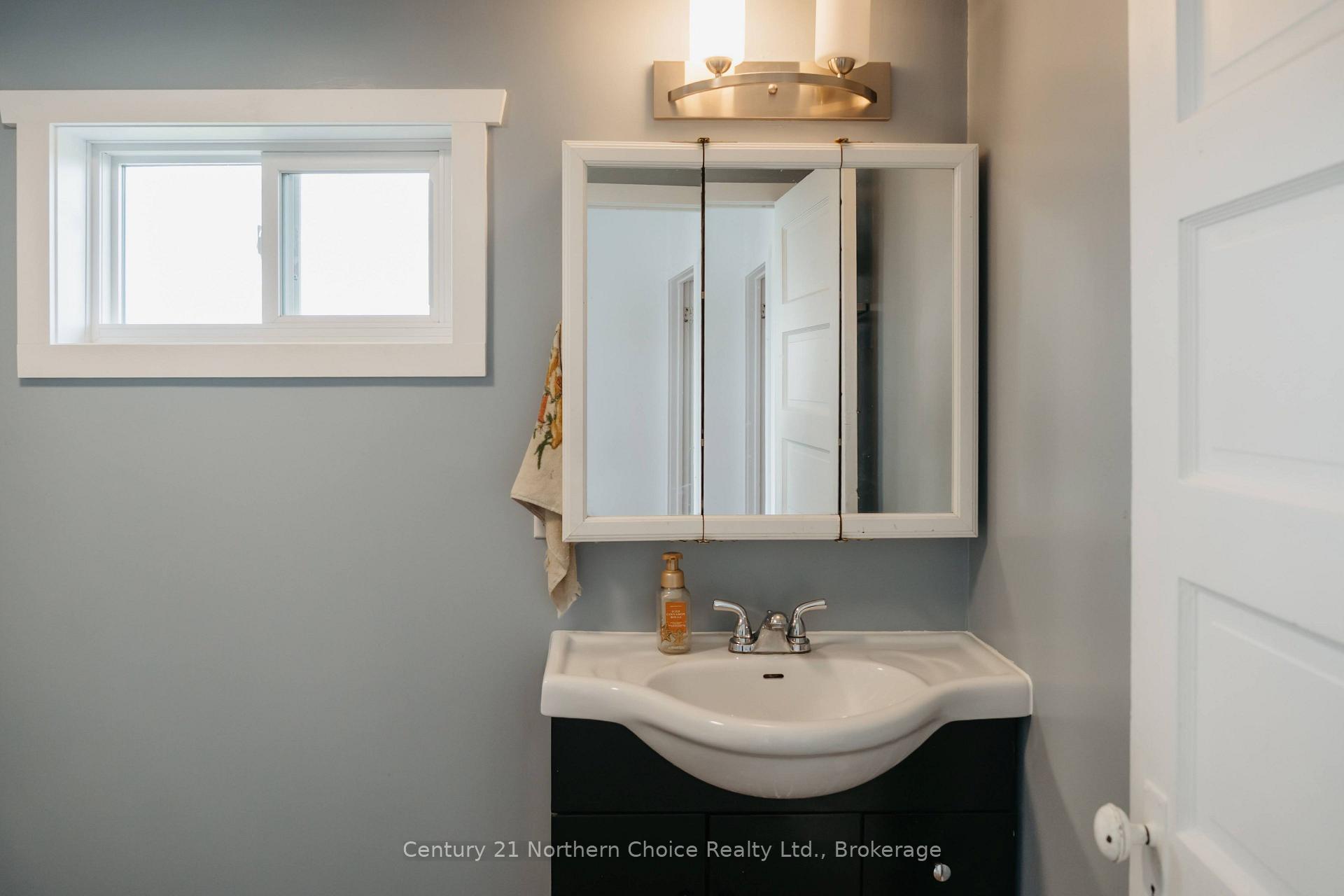 Photo 18 of 44 Peter Street, Kenora, Norman — HOMEH