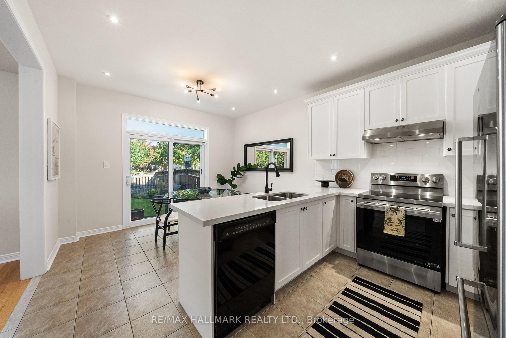 Photo 11 of 26 Larcastle Avenue, Markham, Berczy — HOMEH