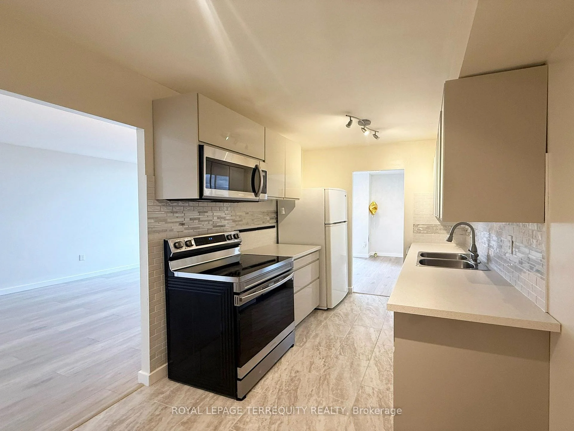 Photo 3 of Unit 1901, 420 Mill Road, Etobicoke, Eringate-Centennial-West Deane — HOMEH