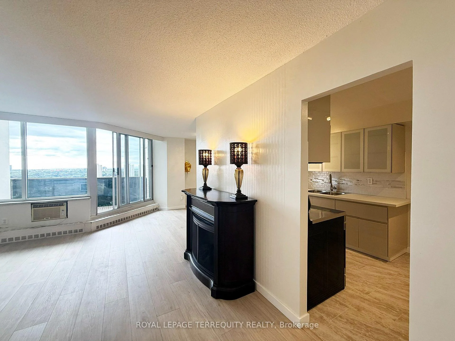 Photo 5 of Unit 1901, 420 Mill Road, Etobicoke, Eringate-Centennial-West Deane — HOMEH