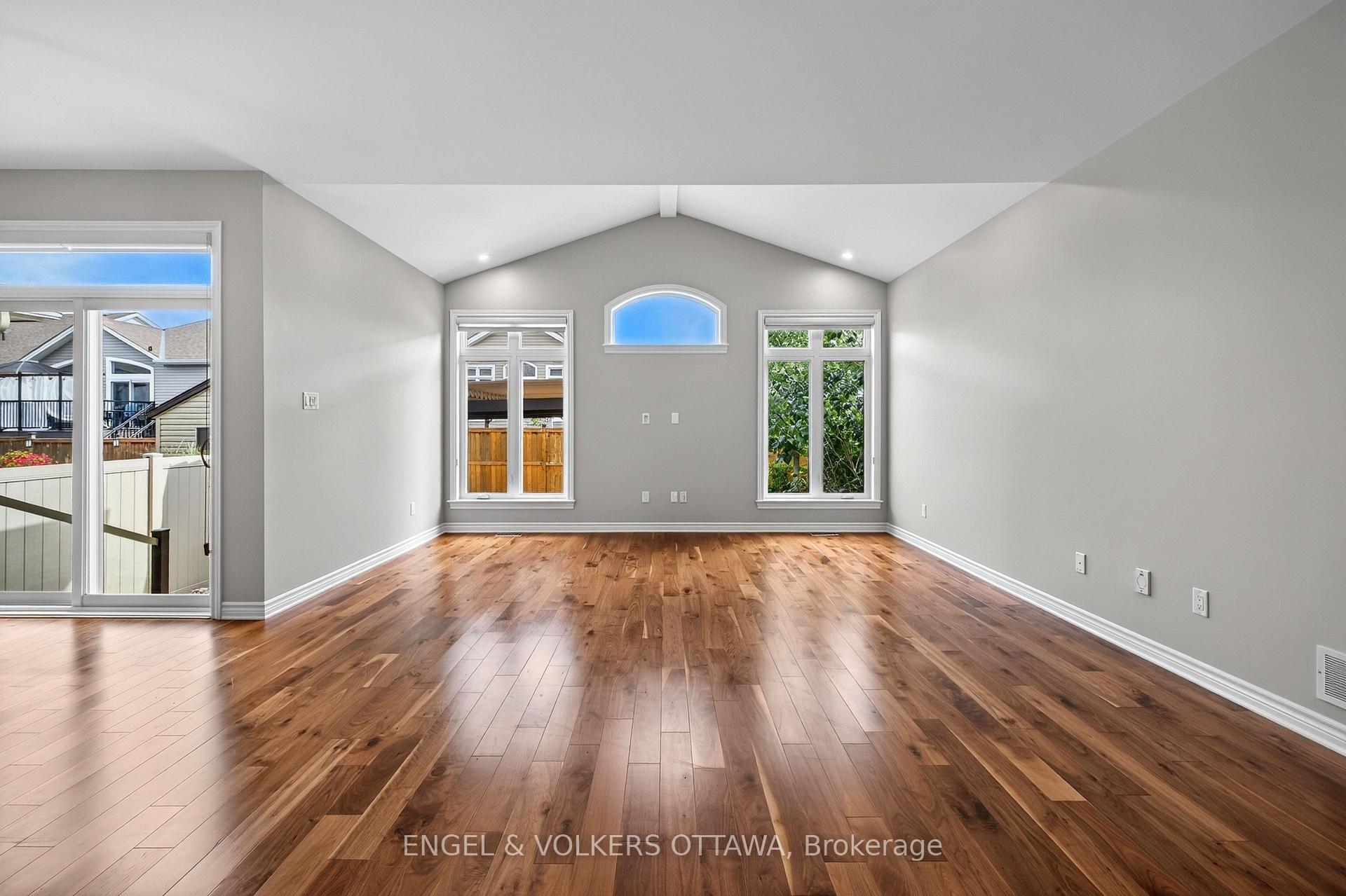 Photo 11 of 865 Tewin Circle, Ottawa, Camelot — HOMEH