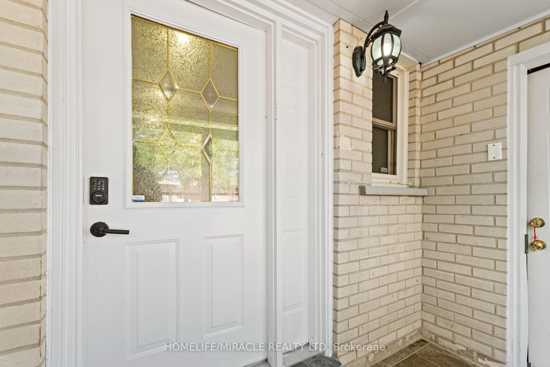 Photo 2 of 26 Abell Drive, Brampton, Madoc — HOMEH