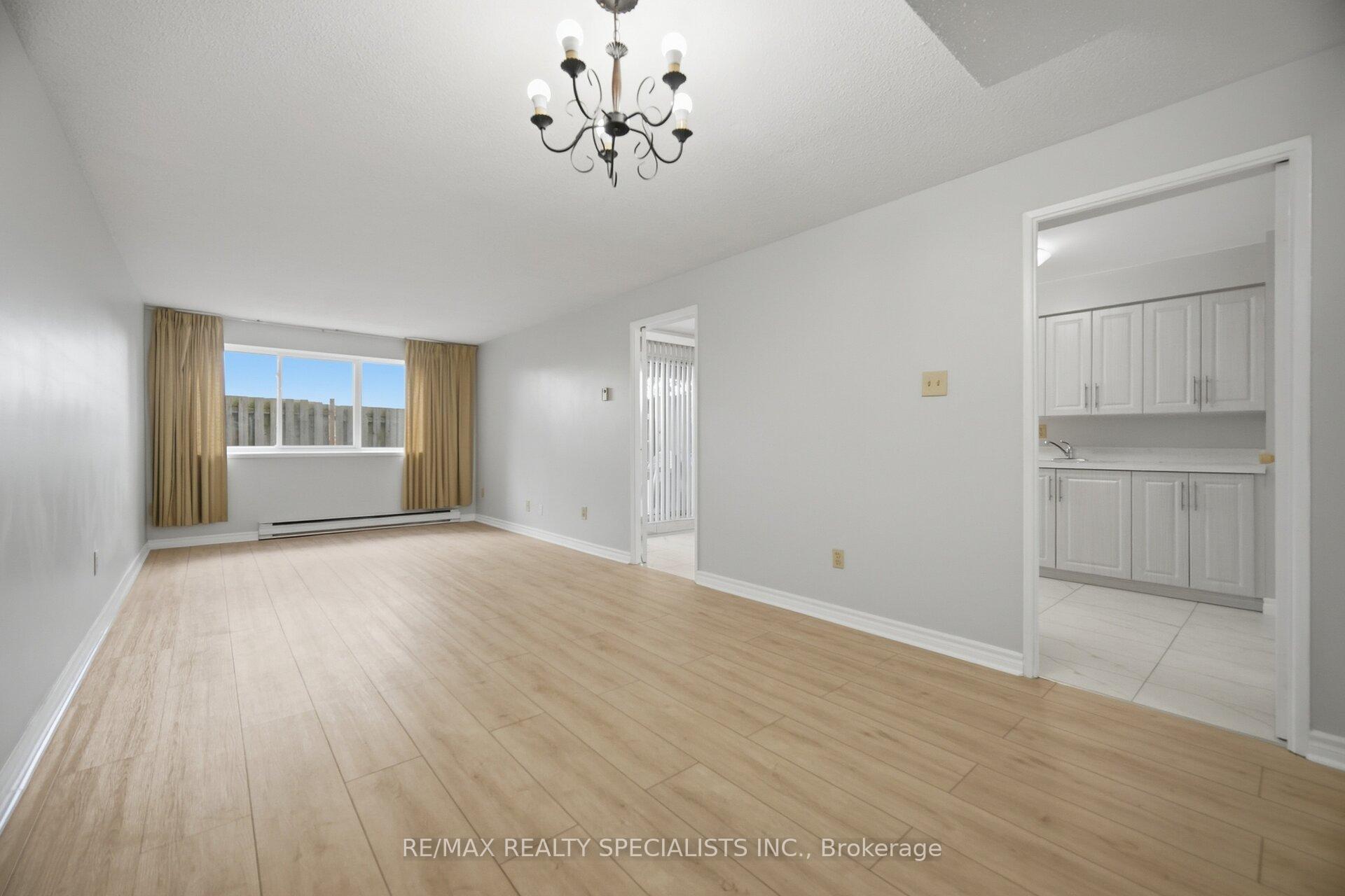 Photo 4 of Unit 6, 2170 Bromsgrove Road, Mississauga, Clarkson — HOMEH
