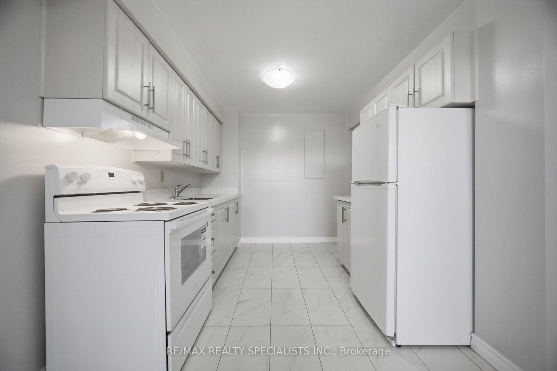 Photo 5 of Unit 6, 2170 Bromsgrove Road, Mississauga, Clarkson — HOMEH