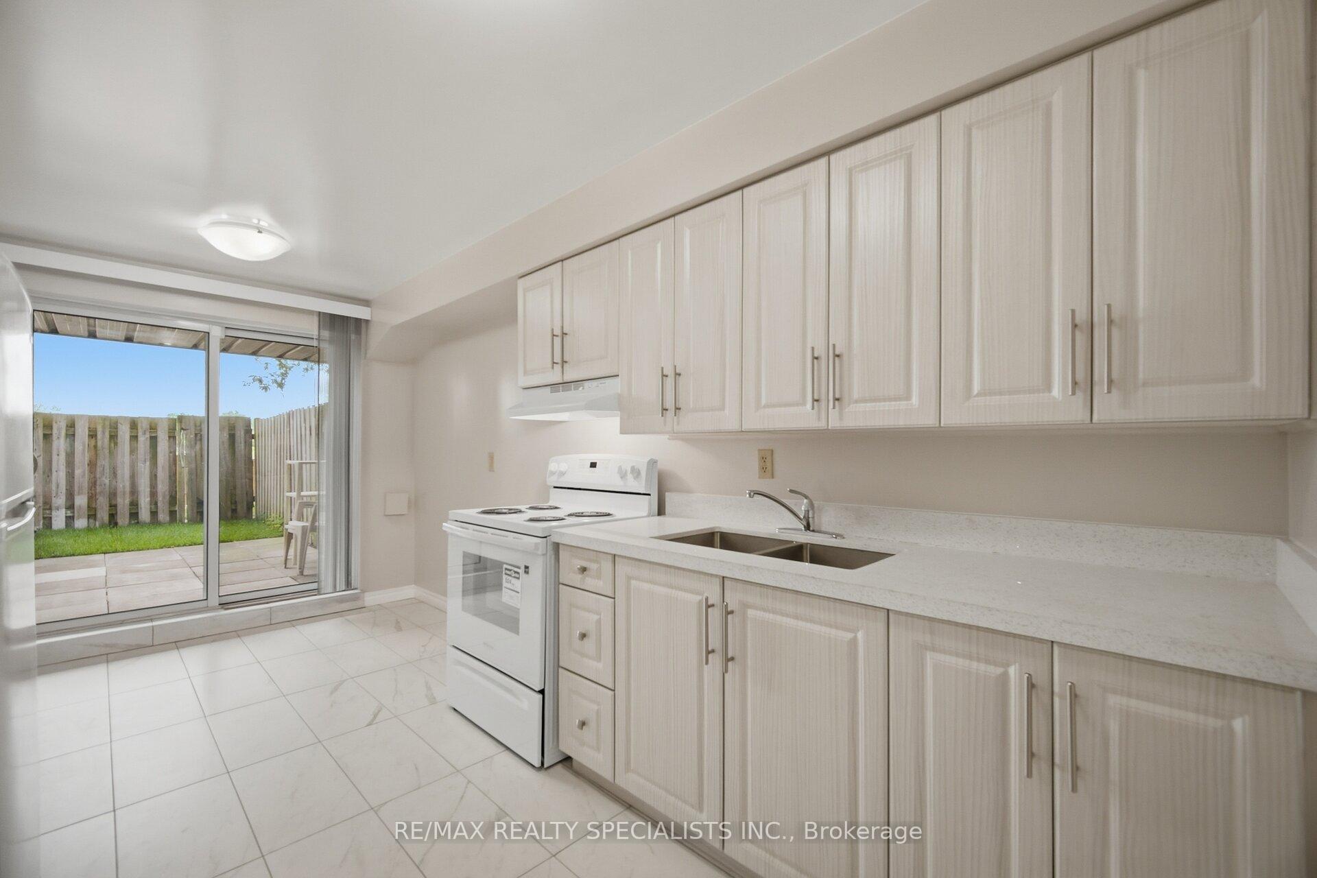 Photo 6 of Unit 6, 2170 Bromsgrove Road, Mississauga, Clarkson — HOMEH
