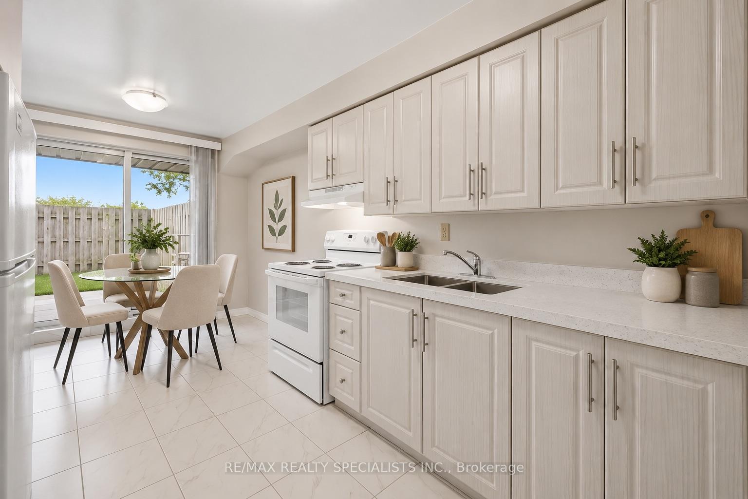 Photo 7 of Unit 6, 2170 Bromsgrove Road, Mississauga, Clarkson — HOMEH