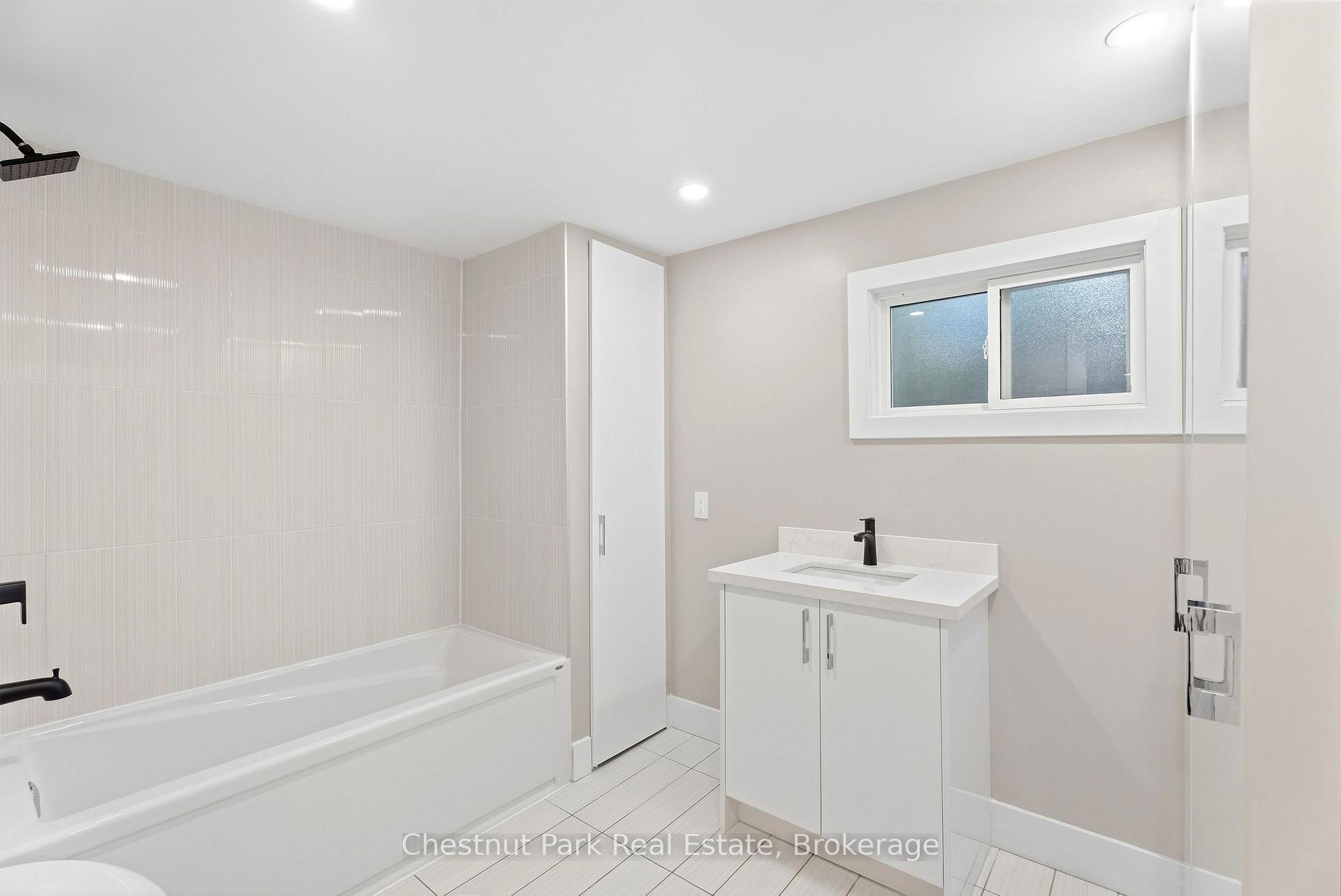 Photo 7 of 430 Farquhar Street, Gravenhurst, Muskoka (S) — HOMEH