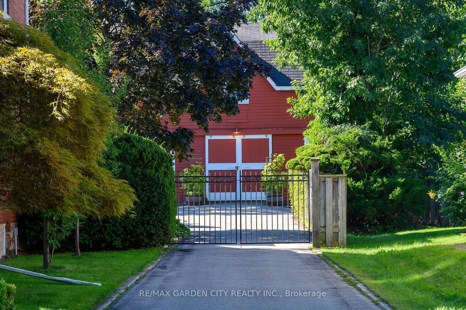 Photo 5 of 126 Main Street E, Grimsby, Grimsby East — HOMEH