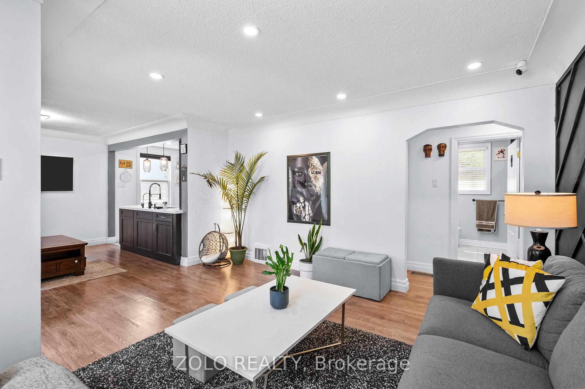 Photo 6 of 442 Queen Mary Drive, Oakville, Queen Elizabeth — HOMEH