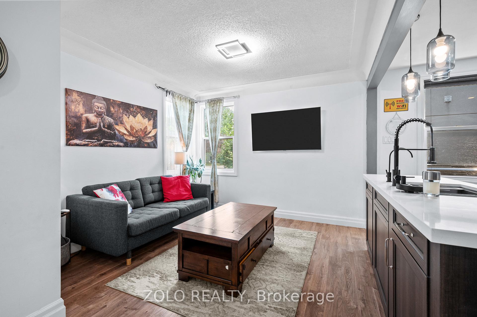 Photo 7 of 442 Queen Mary Drive, Oakville, Queen Elizabeth — HOMEH