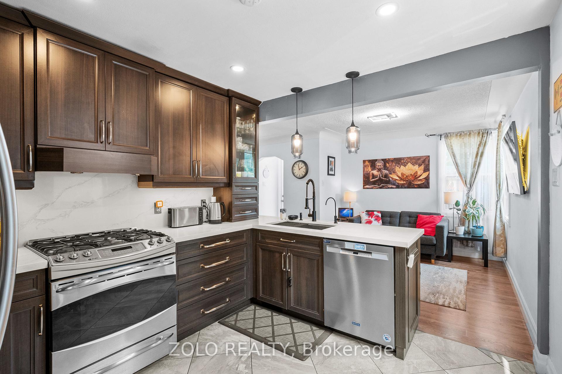 Photo 12 of 442 Queen Mary Drive, Oakville, Queen Elizabeth — HOMEH