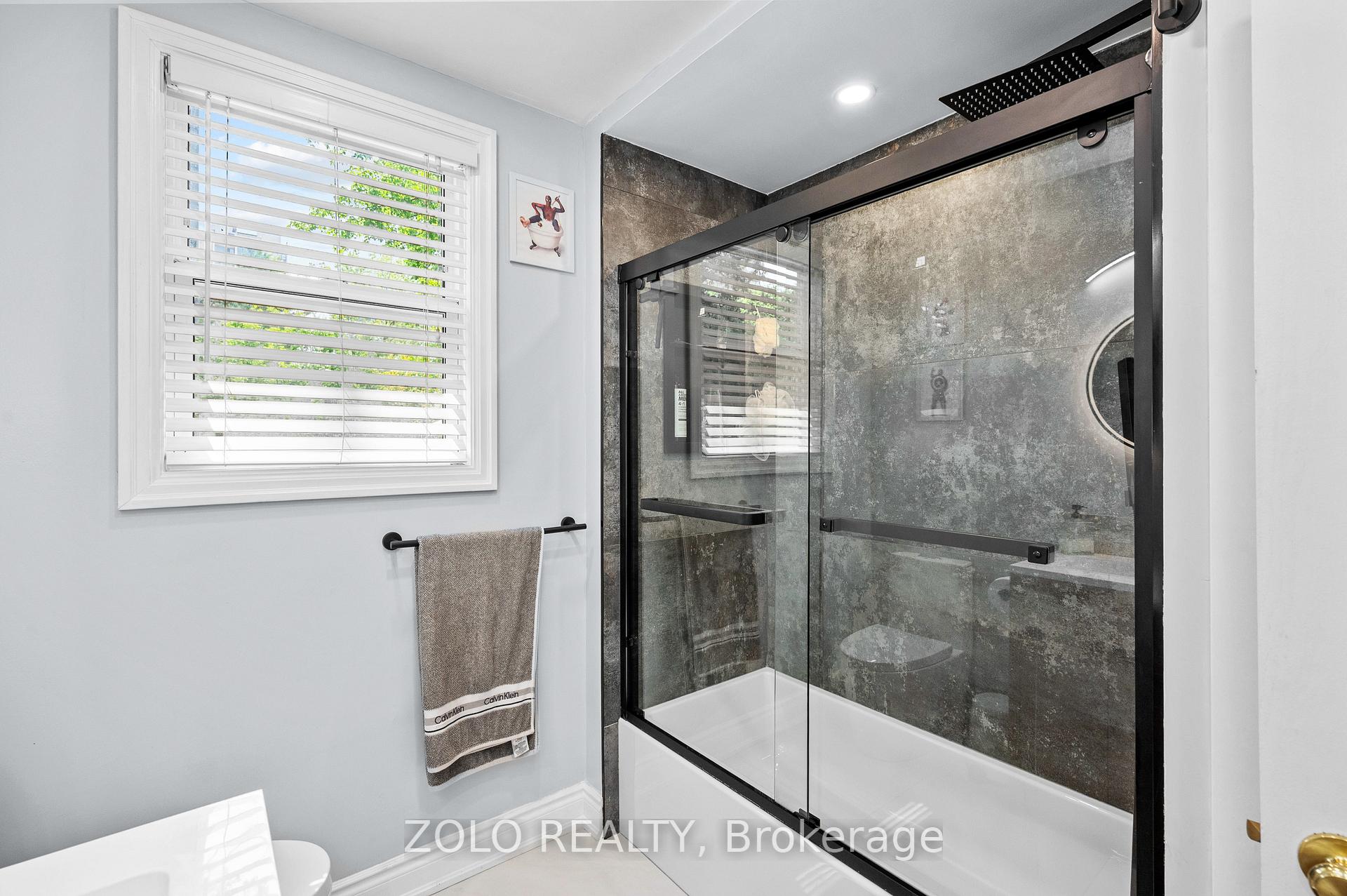 Photo 21 of 442 Queen Mary Drive, Oakville, Queen Elizabeth — HOMEH