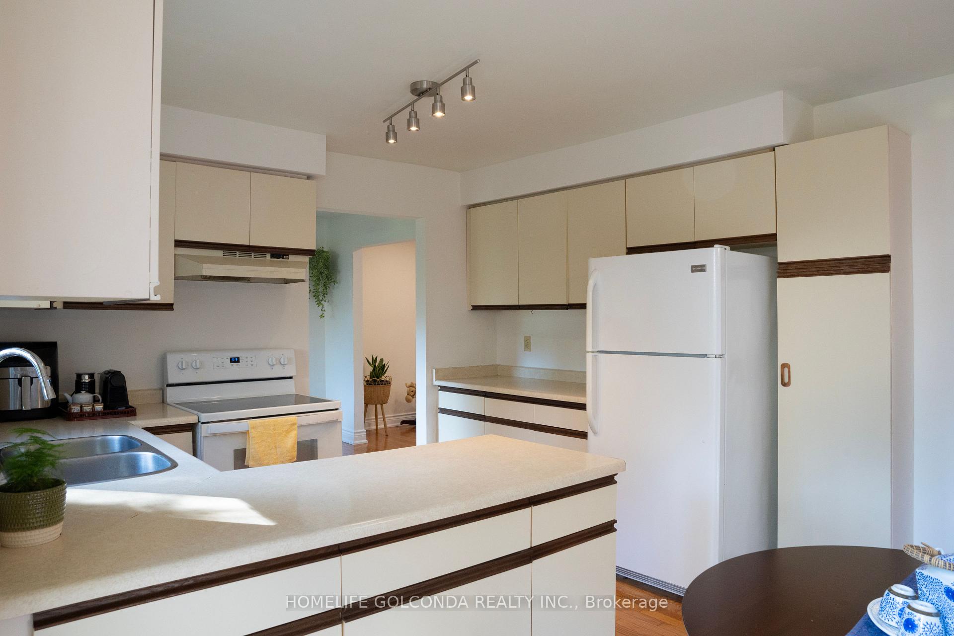 Photo 4 of 46 Donaldson Road, East Gwillimbury, Holland Landing — HOMEH